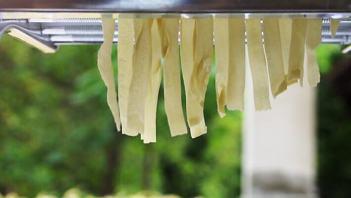 손 여자 줄 음식 빵 탁자 추상 주택 건조 파스타 건강 스파게티 관리 사람 사람없음 햇빛 노란색 기계 이탈리아 면 업무 수프 자르기 시리얼 국수 반죽 만들기 밀가루 라비올리 라자냐 마카로니 이스트 특별함 핸드메이드 토르텔리니 4K MOV 해외동영상 클립영상 유럽 컬러 가구 컨셉 무늬 모션 서양음식 건물 신체부위 태양 면류 작업 이탈리아음식 가루 동영상 파스타면 파일형식