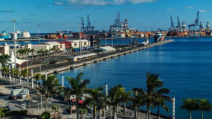 섬 교통시설 아프리카 사람없음 화물 보트 스페인 컨테이너 함선 4K 타임랩스 MOV 해외동영상 클립영상 유럽 나라 산업 교통 배_교통 촬영기법 운송업 시설 동영상 파일형식