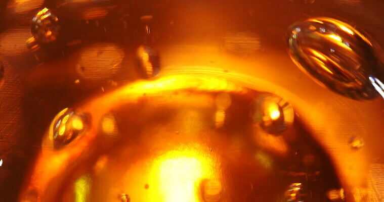 디자인 컬러 백그라운드 패턴 유리 추상 조명 미술 사람없음 장식 물 빛 뷰티 반사 노란색 디지털 젖음 추위 물방울 소프트포커스 브레이크 크리스탈 빗방울 질감 다이아몬드 유리그릇 블러 블러효과 새기다 인공 비어있는 4K MOV 해외동영상 클립영상 자연요소 그릇 무늬 재질 문화예술 촬영기법 비_날씨 광석 보석 동영상 파일형식 효과