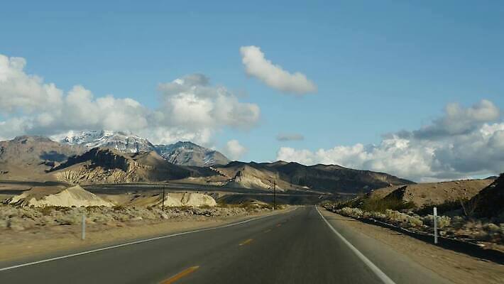 여행 자동차 유리 산 건조 항해 풍경 사람없음 갈색 노란색 계곡 미국 운전 고속도로 황무지 분위기 아스팔트 땅 인도인 환경보전 지역 가뭄 안심 벌거벗은 자동 지질학 불모지 수평선 1인칭시점 4K 건조기후 MP4 해외동영상 클립영상 외국인 시선 교육 도로 육상교통 컬러 컨셉 북아메리카 모션 재질 날씨 동양인 배 사회이슈 동영상 선박 파일형식