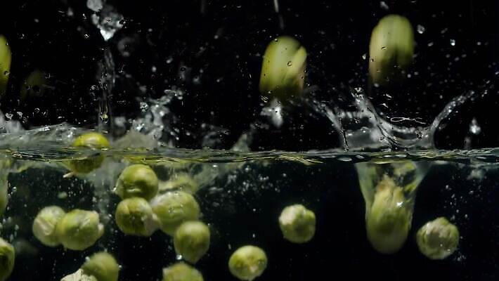 음식 컬러 포즈 백그라운드 이동 컨셉 채소 표면 실내 건강 사람없음 물 빛 반사 검은색 어둠 거품 물방울 신선 원형 액체 닫기 떨어짐 먹기 양배추 분무기 정물화 채식주의자 스플래쉬 4K 유체 MP4 해외동영상 클립영상 자연요소 도형 모션 내부 그림 채식 동영상 파일형식