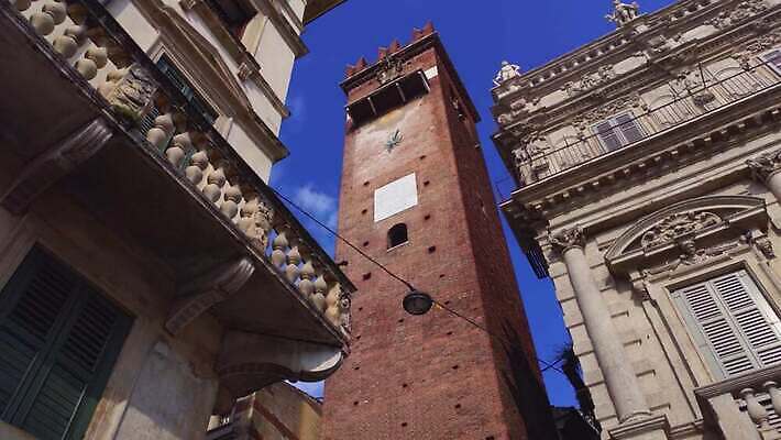 유럽 문화 조각 여행 건축양식 하늘 휴가 미술 풍경 사람없음 건물 파란색 도시풍경 태양 탑 이탈리아 카페 골동품 도시 중세 역사 시장 사자 분수 정사각형 광장 장면 타운 종탑 천연기념물 랜드마크 베로나 옛날 4K MP4 해외동영상 클립영상 자연요소 도형 건축물 건축 나라 컬러 포유류 문화예술 상점 동영상 파일형식