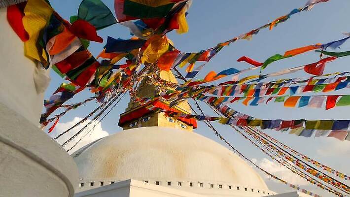 아시아 종교 여행 불교 건축양식 하늘 바람 사람없음 야외 초록색 파란색 여행객 계곡 맑음 흰색 기도 깃발 사찰 재산 황금 땅 심볼 명상 신성 네팔 수도원 만다라 사당 사리탑 순례 숭배 옛날 카트만두 히말라야 MOV 해외동영상 클립영상 자연요소 건축 나라 컬러 종교건축 날씨 사람 금융 탑 동영상 파일형식 산맥