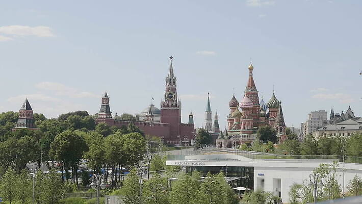 유럽 종교 벽 여행 건축양식 자동차 하늘 사람 풍경 사람없음 야외 건물 빨간색 도시풍경 성당 교회 여행객 걷기 탑 도시 역사 심볼 무역 정사각형 러시아 동영상 천연기념물 랜드마크 명승지 모스크바 수도권 옛날 잇몸 크렘린궁전 MOV 해외동영상 클립영상 도형 건축물 건축 나라 산업 육상교통 컬러 신체 종교건축 모션 궁전 지역 크렘린 파일형식