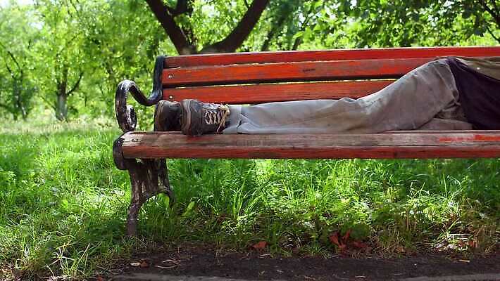 공원 남자 음식 돈 벤치 가방 거리 한명 야외 추위 침대 도시 잠 가난 버리기 배고픔 문제 중독 거지 구걸 노숙자 거짓말 옛날 헬프 혼자 4K MP4 해외동영상 클립영상 1 잡화 공공시설 가구 컨셉 의자 모션 사람 도움 재산 동영상 파일형식