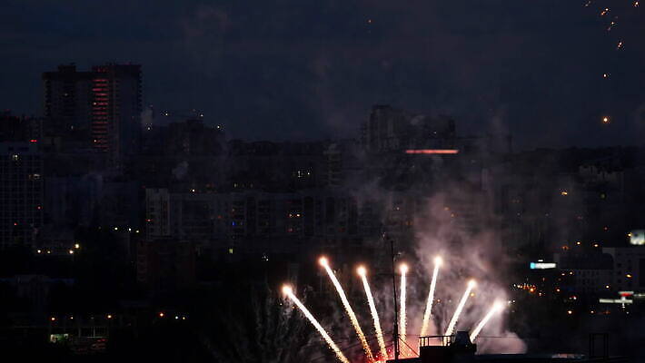 행복 컬러 백그라운드 하늘 불 추상 휴가 불꽃 기념 폭죽 미술 이벤트 사람없음 빨간색 빛 컬러풀 파티 축제 어둠 축하 야간 폭발 7월 4K MOV 해외동영상 클립영상 자연요소 감정 컨셉 무늬 문화예술 날짜 동영상 파일형식