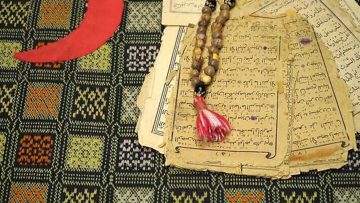 전통 종교 문화 백그라운드 컨셉 목걸이 텍스트 사람없음 책 독서 믿음 카펫 수확 달 기도 초승달 이슬람교 편지 구슬 심볼 복고 증거 페이지 신성 시트 묵주 월 단식 대본 라마단 숭배 신앙심 아랍어 옛날 원고 4K MP4 해외동영상 클립영상 자연요소 감정 농업 장신구 종교용품 날짜 동영상 파일형식