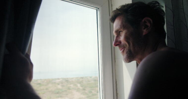 응시 창문 아침 영국 실내 한명 서기 미소 커튼 명상 서식스 4K MOV 해외동영상 클립영상 주간 1 시선 유럽 모션 표정 사람 내부 동영상 파일형식