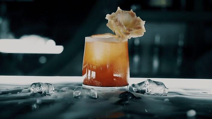 직업 문화 음료 유리 휴가 기념 주류 사람없음 초록색 파티 식당 얼음 저녁식사 힘 낭만 추위 축하 알코올 칵테일 바 붓기 고급 맛 저녁 수집 레몬 만족 클럽 바텐더 느림 테킬라 토닉 유흥 MOV 해외동영상 클립영상 자연요소 감정 컬러 컨셉 과일 모션 재질 이벤트 상점 식사 야간 동영상 파일형식