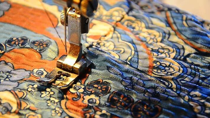 디자인 드레스 옷 산업 패턴 공장 취미 사람없음 유행 금속 기계 도구 직물 면 업무 실 수리 바느질 공예 질감 만들기 재단 재단사 바늘땀 철강 MOV 해외동영상 클립영상 직업 무늬 공업 모션 재질 작업 동영상 파일형식