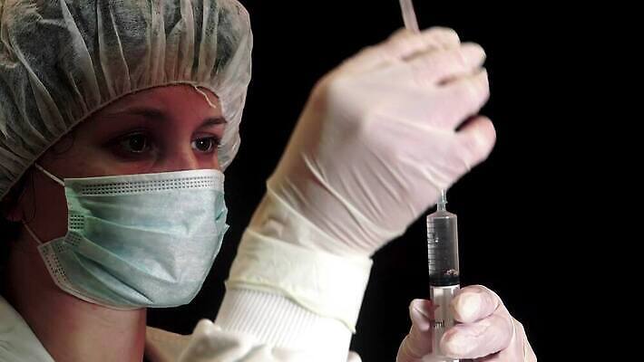 손 산업 과학 장갑 백그라운드 컨셉 유리병 건강 병원 주사기 치료 파란색 약 장비 간호사 의사 흰색 잡기 수술 바이러스 약국 날카로움 처방 주사약 해결 고립 돌봄 마약 백신 복용 예방접종 인슐린 항생제 살균 4K HD MP4 해외동영상 클립영상 잡화 컬러 의학 의료기기 모션 병_용기 신체부위 의료진 동영상 접종 파일형식