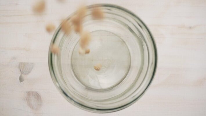 음식 백그라운드 다이어트 재료 탁자 밥 콩 건강 식이요법 사람없음 쌓기 식사 시골 신선 사발 떨어짐 낟알 유기농 날것 내추럴 기본 단백질 영양분 채식주의자 비건 4K MOV 해외동영상 슬로모션 클립영상 웰빙 가구 컨셉 모션 곡류 촬영기법 사기그릇 채식 동영상 영양소 파일형식