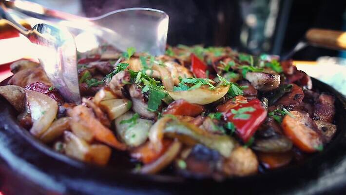 전통 접시 음식 백그라운드 채소 새우 건강 마늘 육류 요리 동양인 사람없음 빨간색 초록색 식당 식사 저녁식사 튀김 흰색 신선 뜨거움 맛 그릴 정상 바비큐 굽기 먹기 레몬 후추 점심식사 불가리아 맛있는 4K MP4 해외동영상 클립영상 식기 컬러 컨셉 과일 식재료 모션 주방용품 갑각류 인종 상점 구이 향신료 동영상 파일형식 남유럽