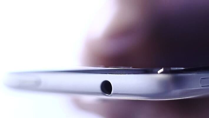 직업 손 남자 문화 음악 통신 손가락 탁자 모바일 기술 사람 사람없음 야외 핸드폰 글로벌 디지털 스크린 공백 장비 터치 흰색 잡기 닫기 미끄러짐 연결 플라스틱 무선전화기 전화기 스마트 전자 블루투스 고립 깨짐 아이폰 MOV 해외동영상 클립영상 컬러 가구 컨셉 모션 재질 문화예술 신체부위 전자제품 스마트폰 동영상 파일형식