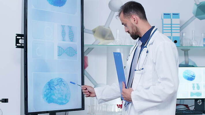 남자 과학 미래 엑스레이 건강 병원 실험 성인 학습 컴퓨터 약 머리 3D 스크린 방 장비 시험 환자 의사 실험실 DNA 뇌 애니메이션 암 방사선 스캔 종양 4K MOV 해외동영상 클립영상 교육 컨셉 의학 사람 신체부위 전자제품 의료진 질병 생명공학 디지털합성 동영상 파일형식