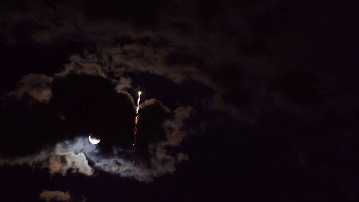 구름 기념일 행복 크리스마스 자연 하늘 표면 휴가 불꽃 기념 폭죽 불꽃놀이 풍경 이벤트 사람없음 빛 컬러풀 파티 우주 축제 어둠 황혼 행성 보름달 달 축하 야간 저녁 신비 폭발 달빛 공상 천문학 빛망울 광 독립 독립기념일 4K MOV 해외동영상 클립영상 자연요소 교육 감정 컬러 컨셉 놀이 불 일몰 생태계 동영상 파일형식