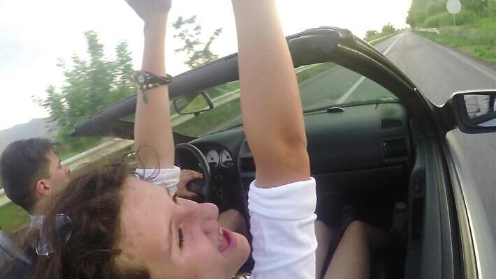 라이프스타일 커플 여자 행복 도로 여행 자동차 휴가 갈색머리 미소 사람 사람없음 야외 여름 친구 햇빛 태양 파티 일몰 기쁨 꿈 운전 운전사 고급 오픈카 자동 4K MP4 해외동영상 클립영상 자연요소 직업 헤어스타일 계절 감정 길 육상교통 컨셉 관계 교통시설 모션 승용차 표정 이벤트 생활 노을 동영상 파일형식