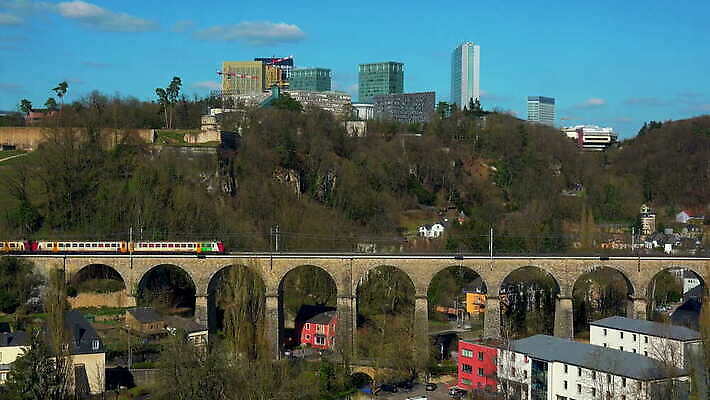 여행 건축양식 자연 하늘 사람없음 야외 건물 관광지 사무실 고층빌딩 고요 기차 비교 역사 언덕 룩셈부르크 4K 락다운 MOV 해외동영상 클립영상 건축물 건축 육상교통 컨셉 비즈니스 대중교통 빌딩 생태계 동영상 서유럽 파일형식
