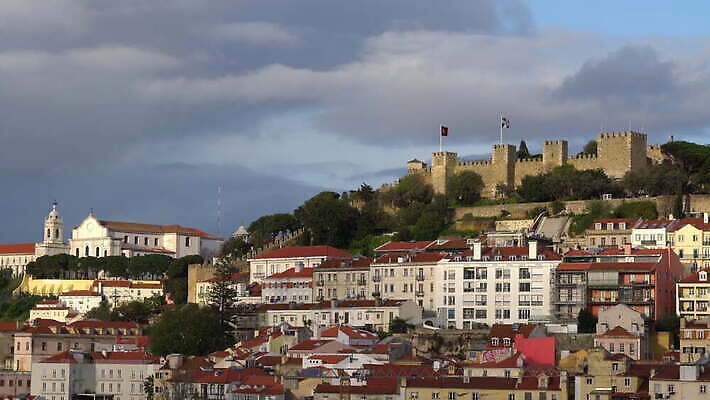 전통 유럽 문화 여행 건축양식 하늘 거리 파노라마 풍경 사람없음 건물 파란색 도시풍경 탑 바위 도시 최고 성 중세 역사 재산 도심 포르투갈 타운 스카이라인 천연기념물 랜드마크 리스본 수도권 옛날 4K MOV 해외동영상 클립영상 건축물 건축 나라 컬러 촬영기법 금융 돌_바위 지역 동영상 파일형식