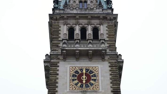 유럽 호수 시계 여행 겨울 건축양식 하늘 독일 풍경 사람없음 건물 물 여름 파란색 도시풍경 탑 항구 가을 도시 홀 역사 시장 시계탑 정사각형 장면 타운 동영상 랜드마크 옛날 함부르크 4K MOV 해외동영상 클립영상 자연요소 도형 건축물 계절 건축 나라 컬러 교통시설 공간 파일형식