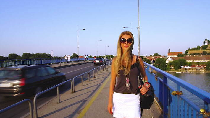 모델 1 라이프스타일 여자 도로 신발 발 거리 건강 한명 사람 성인 야외 여름 강 치마 태양 섹시 걷기 맑음 산책 시골 도시 화려 우아함 날씬함 타운 단계 다뉴브강 세르비아 양발 혼자 4K MOV 해외동영상 클립영상 자연요소 계절 길 컨셉 교통시설 모션 하의 날씨 휴식 생활 신체부위 몸매 동영상 파일형식