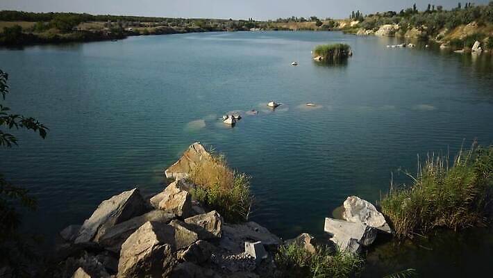 공원 산업 호수 자연 잉글랜드 사람없음 가로 초록색 물 파란색 농장 봄 흰색 황무지 버리기 채석 화강암 콘월 4K MP4 해외동영상 클립영상 자연요소 계절 공공시설 컬러 농업 모션 영국 암석 생태계 동영상 파일형식