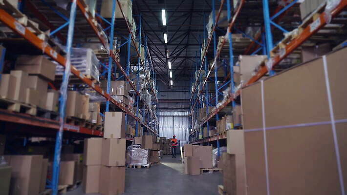 백인 직업 남자 산업 오렌지 비즈니스 노동자 선반 수염 한명 성인 30대 상자 화물 청바지 기록 조끼 작업 센터 계산 상품 주식 헬멧 종업원 창고 확인 경영자 문서 수납 감독관 소매 목록 분배 신발장 4K MOV 해외동영상 클립영상 서양인 1 가구 과일 바지 사람 장년 금융 외투 운송업 보호장비 리더 동영상 파일형식