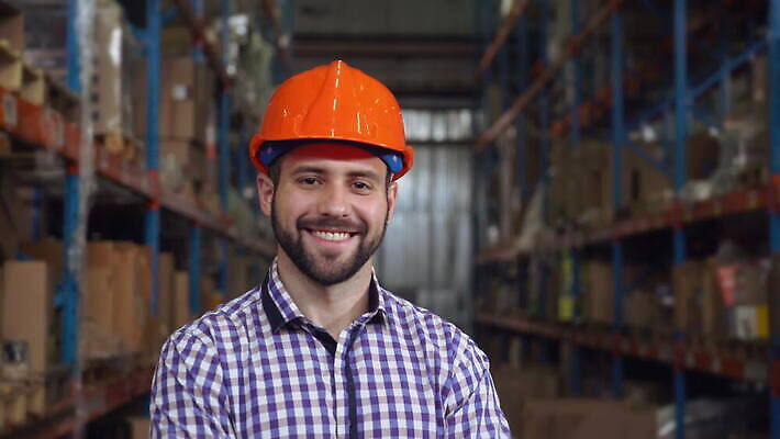 백인 직업 남자 행복 산업 포즈 오렌지 회사 비즈니스 공장 노동자 수염 한명 미소 사람 성인 내부 30대 장비 화물 비즈니스맨 제조 감독 대표 창고 서비스 공학 개발 경영 분배 4K MOV 해외동영상 클립영상 서양인 1 교육 감정 과일 공업 표정 장년 운송업 직장인 동영상 파일형식