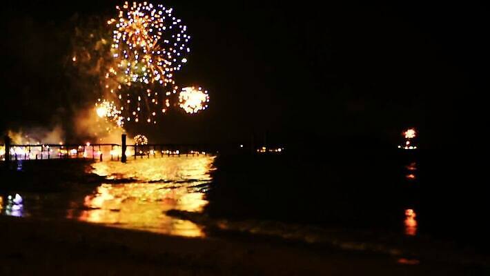 디자인 기념일 행복 실루엣 바다 컬러 여행 백그라운드 크리스마스 오렌지 하늘 불 휴가 불꽃 새로움 기념 폭죽 불꽃놀이 미술 이벤트 사람없음 물 여름 빛 컬러풀 반사 검은색 축제 어둠 기쁨 로켓 흰색 축하 도시 만 황금 야간 폭발 연도 마법 파열 크리스마스이브 MOV 해외동영상 클립영상 자연요소 계절 감정 컨셉 과일 놀이 문화예술 촬영기법 동영상 파일형식