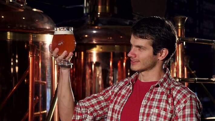 직업 행복 산업 음료 비즈니스 사업가 공장 성공 노동자 맥주 생맥주 한명 파티 식당 장비 시험 알코올 업무 바 액체 선택 맛 상품 컨테이너 서비스 발효 주인 양조 양조장 소유 중소기업 맛있는 4K MOV 해외동영상 클립영상 1 교육 감정 컨셉 회사 공업 주류 사람 이벤트 상점 작업 동영상 파일형식