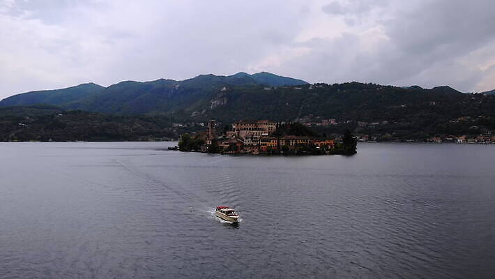 유럽 호수 섬 여행 건축양식 자연 하늘 휴가 산 주택 안테나 파노라마 사람없음 건물 물 파란색 평화 봄 이탈리아 도시 보트 센터 역사 그림 모터보트 수도원 스카이라인 산기슭 항공촬영 드론 특별함 피에몬테 4K MOV 해외동영상 클립영상 자연요소 건축물 계절 건축 나라 뷰포인트 컬러 컨셉 배_교통 통신 촬영기법 생태계 동영상 파일형식