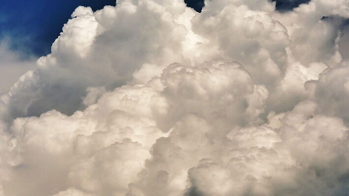 구름 컬러 백그라운드 자연 하늘 날씨 풍경 사람없음 야외 가로 여름 파란색 빛 햇빛 태양 우주 환경 흰색 전원 분위기 장면 천국 솜털 스카이라인 내추럴 오존 적란운 천창 유일 4K 타임랩스 MOV 해외동영상 클립영상 자연요소 계절 컨셉 촬영기법 전기에너지 생태계 동영상 파일형식 구름_자연