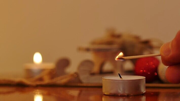 나무 전통 백그라운드 크리스마스 겨울 촛불 불 휴가 불꽃 새로움 새해 주택 이벤트 사람없음 내부 장식 초록색 파란색 빛 파티 교회 검은색 축제 어둠 희망 수확 흰색 나뭇가지 축하 영혼 황금 선택 야간 연도 보케 광 MP4 해외동영상 클립영상 자연요소 식물 계절 기념일 감정 컬러 컨셉 농업 초 종교건축 건물 동영상 파일형식