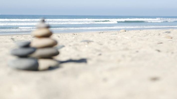 모래 파도 바다 로우앵글 요가 사람없음 물 파란색 쌓기 평화 조약돌 변화 닫기 소프트포커스 신비 균형 명상 피라미드 보케 흙더미 구성 평형 4K MP4 해외동영상 클립영상 자연요소 건축물 웰빙 뷰포인트 컬러 컨셉 모션 촬영기법 수영 흙 돌_바위 동영상 랜드마크 파일형식 더미