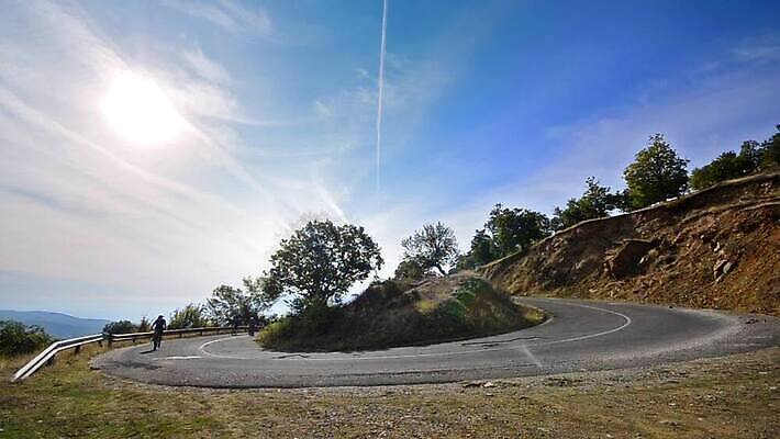 구름 라이프스타일 스포츠용품 스포츠 자연 산 사람 풍경 사람없음 야외 세명 여름 운동복 운동 햇빛 태양 자전거 봄 전원 헬멧 언덕 속도 노력 사이클링 동영상 고집 산악자전거 흙길 산맥 MOV 해외동영상 클립영상 자연요소 옷 계절 길 건강 생활 바이크 흙 전기에너지 보호장비 육상스포츠 오브젝트 생태계 파일형식