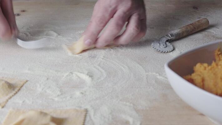 전통 손 여자 호박 주택 파스타 건강 육류 요리 사람없음 카메라 주방 계란 요리사 이탈리아 벨트 흰색 잡기 클래식 강의 밀 가득함 준비 회전 날것 반죽 만들기 밀가루 롤러 레시피 밀가루반죽 주인 단계 라비올리 마카로니 방법 생식 진짜 탄수화물 핸드메이드 스타일 비건 4K MOV 해외동영상 클립영상 직업 잡화 유럽 컬러 컨셉 채소 식재료 모션 곡류 서양음식 사람 건물 신체부위 전자제품 알 가루 동영상 채식주의자 파스타면 파일형식