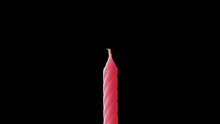 디자인 기념일 행복 컬러 백그라운드 촛불 불 휴가 불꽃 디저트 기념 이벤트 사람없음 장식 빨간색 빛 컬러풀 파티 케이크 검은색 축제 놀람 흰색 축하 뜨거움 생일 달콤 불기 컵케이크 수집 심볼 촛대 문학 빛망울 연소 고립 광 심지 왁스 타격 화상 4K MOV 해외동영상 클립영상 자연요소 감정 음식 컨셉 초 모션 표정 맛 상처 동영상 파일형식