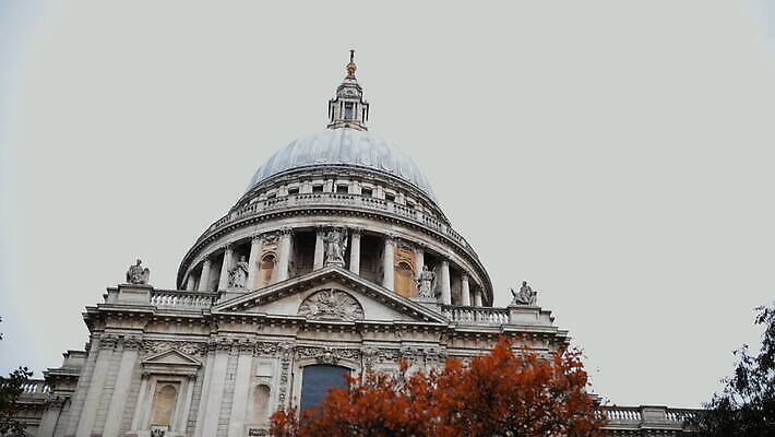 나무 영어 외관 유럽 종교 여행 건축양식 자연 하늘 영국 잉글랜드 사람없음 건물 초록색 파란색 성당 교회 도시 역사 저녁 런던 동영상 천연기념물 랜드마크 수도권 숭배 MOV 해외동영상 클립영상 식물 문자 건축물 건축 나라 컬러 종교건축 야간 생태계 지역 파일형식