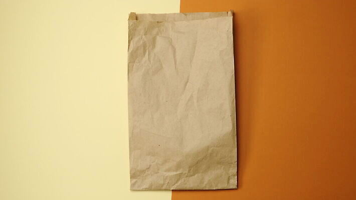 백인 손 잡화 종이 가방 포장 사람없음 쇼핑 갈색 환경 상점 공백 재활용 잡기 구매 상품 일회용 컨테이너 에코 상업 자루 패키지 소매 재활용품 점심식사 마케팅 생태학 양피지 접기 비어있는 4K MOV 해외동영상 클립영상 서양인 교육 산업 컬러 모션 신체부위 식사 친환경 동영상 파일형식