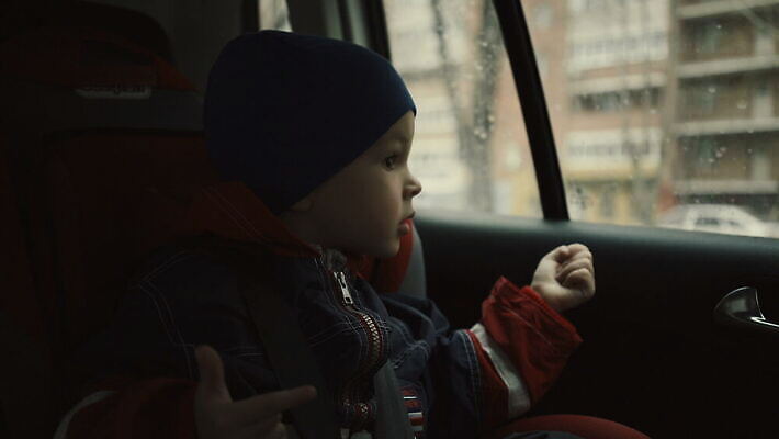 백인 남자 도로 얼굴 어린이 여행 겨울 의자 가족 교통시설 자동차 한명 안전 사람 앉기 소년 봄 기쁨 육아 슬픔 벨트 가을 아기 보호 작음 보안 승객 걸음마 돌봄 4K MOV 해외동영상 클립영상 서양인 1 잡화 계절 감정 길 육상교통 가구 교통 컨셉 관계 모션 신체부위 크기 시설 동영상 파일형식