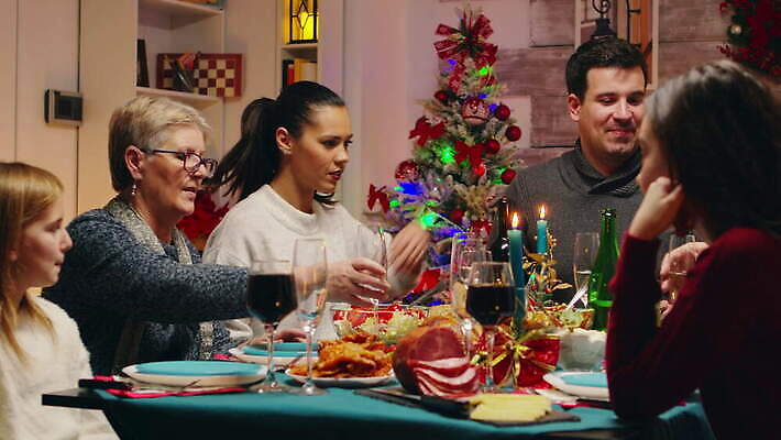 백인 전통 계절 행복 할머니 어린이 음식 크리스마스 가족 탁자 휴가 손녀 주택 함께함 미소 사람 앉기 파티 축제 식사 저녁식사 치킨 기쁨 모임 저녁 연결 먹기 잔치 긍정 서빙 나눔 조부모 채팅 크리스마스이브 핸드메이드 맛있는 4K MOV 해외동영상 클립영상 서양인 여자 기념일 노년 감정 가구 컨셉 관계 모션 표정 이벤트 건물 야간 손주 동영상 닭고기요리 파일형식