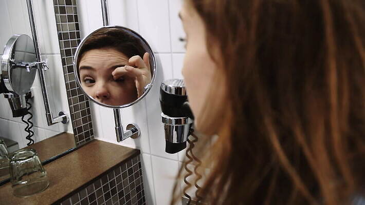 백인 얼굴 신랑 주택 함께함 실내 한명 내부 반사 거울 욕실 눈썹 미녀 화장실 몸단장 내추럴 유아독존 진짜 성인여자만 4K MOV 해외동영상 클립영상 서양인 1 결혼 컨셉 사람 건물 신체부위 미인 동영상 여자만 성인만 파일형식