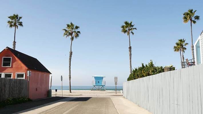 바다 여행 하늘 지붕 휴가 주택 해변 사람없음 건물 여름 파란색 컬러풀 야자수 뷰티 탑 미국 꿈 분위기 오두막 시골집 캘리포니아 주말 태평양 방갈로 로스앤젤레스 안전요원 많음 4K 오션사이드 MP4 해외동영상 클립영상 나무 건축물 계절 컬러 컨셉 북아메리카 숙소 동영상 파일형식