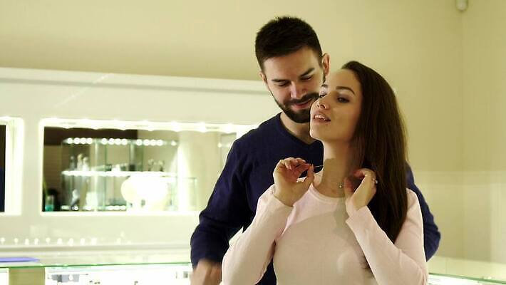 백인 라이프스타일 커플 행복 비즈니스 목걸이 장신구 관계 포옹 수염 갈색머리 함께함 관리 사랑 미소 들기 사람 성인 두명 쇼핑 유행 판매 상점 낭만 구매 보석 고객 어깨 다이아몬드 목 소매 부티크 잠금해제 정확 놓기 4K MOV 해외동영상 클립영상 서양인 헤어스타일 감정 컨셉 안기 모션 표정 생활 신체부위 광석 동영상 파일형식