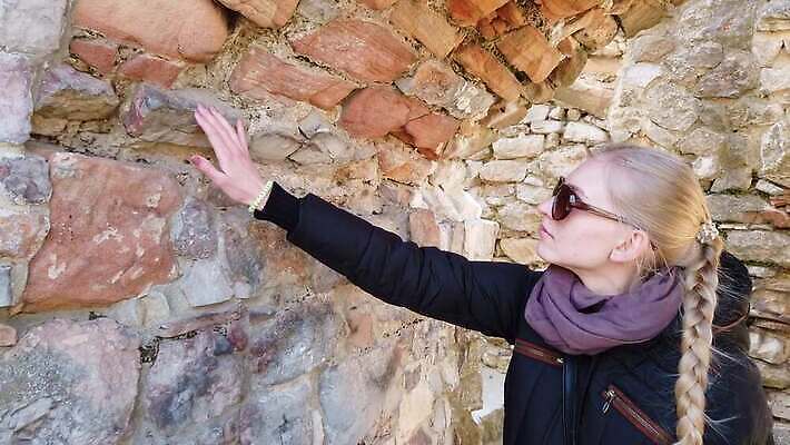 백인 라이프스타일 여자 벽 여행 건축양식 휴가 한명 사람 풍경 성인 야외 건물 여름 여행객 바위 도시 성 중세 역사 재산 천연기념물 옛날 4K MOV 해외동영상 클립영상 서양인 1 건축물 계절 건축 생활 금융 돌_바위 동영상 파일형식