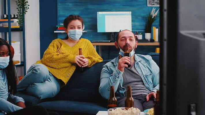 응시 행복 거실 아파트 주택 맥주 대화 가면 마스크 미소 사람없음 친구 소파 글로벌 파티 검은색 텔레비전 우정 펼침 마시기 바이러스 보호 예방 건배 번짐 다인종 섞기 소셜 코로나바이러스 사교적 뉴노멀 4K MOV 해외동영상 클립영상 시선 감정 컬러 컨셉 의자 관계 모션 주류 표정 말하기 인종 이벤트 건물 경제 전자제품 동영상 파일형식 효과