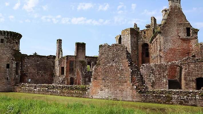 유럽 문화 벽 여행 건축양식 하늘 영국 잉글랜드 풍경 사람없음 야외 건물 목재 여행객 탑 수확 골동품 바위 성 방어 중세 역사 재산 오브젝트 폐허 군용 전쟁 대포 동영상 랜드마크 옛날 스코틀랜드 MOV 해외동영상 클립영상 나무 건축물 건축 나라 무기 농업 재료 군대 어류 사람 금융 돌_바위 파일형식