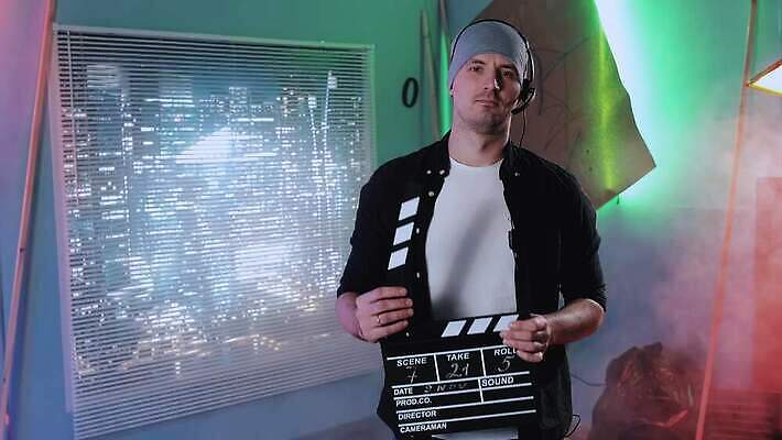 직업 실내 한명 미소 풍경 장식 빛 세트 카메라 장비 발사 필름 영화 장면 동영상 책임자 반사경 운영자 프로듀서 4K MOV 해외동영상 슬로모션 클립영상 1 문화예술 촬영기법 표정 사람 내부 전자제품 파일형식