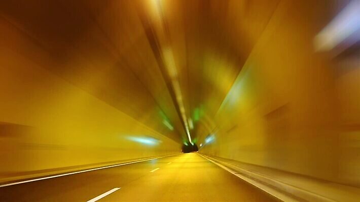 디자인 공공시설 도로 선 스포츠 여행 포즈 백그라운드 이동 컨셉 곡선 비즈니스 건축양식 교통시설 모션 자동차 미래 사람없음 빛 우주 어둠 레이싱 도시 고속도로 터널 야간 속도 지하 블러 선로 자동 통근 MOV 해외동영상 클립영상 자연요소 건축 길 육상교통 교통 시합 시설 출근 동영상 파일형식