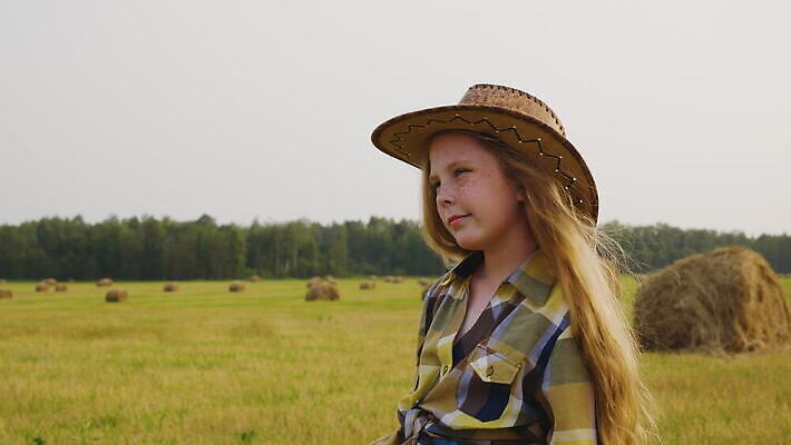 모델 여자 행복 얼굴 포즈 백그라운드 셔츠 밭 농업 한명 사람 야외 10대 농장 농경지 걷기 카메라 마을 수확 시골 소 건초더미 볏짚 체크무늬 카우보이모자 밀짚 내추럴 밭일 서쪽 4K MOV 해외동영상 클립영상 모자_잡화 1 감정 산업 상의 무늬 포유류 모션 청소년 신체부위 전자제품 건초 짚 방향 동영상 파일형식 더미